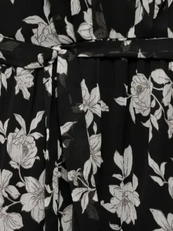 Robe courte noire imprimée avec une coupe droite à col rond