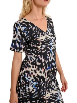 Robe courte noire imprimée avec une coupe un droite col v et des manches courtes