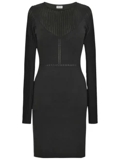 Robe courte noire maille fine avec une coupe moulante et un col rond
