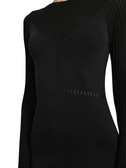 Robe courte noire maille fine avec une coupe moulante et un col rond