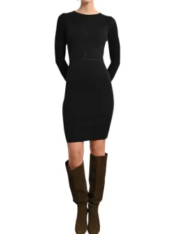 Robe courte noire maille fine avec une coupe moulante et un col rond