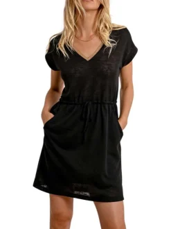 Robe courte noire maille piquée avec une coupe droite et un col v