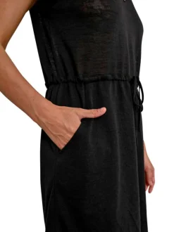 Robe courte noire maille piquée avec une coupe droite et un col v