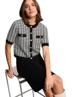 Robe courte noire à motifs avec une coupe évasée et un col rond