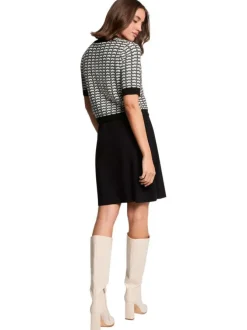 Robe courte noire à motifs avec une coupe évasée et un col rond