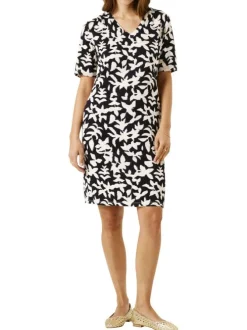 Robe courte noire à motifs fleuris avec une coupe droite et un col v