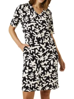 Robe courte noire à motifs fleuris avec une coupe droite et un col v
