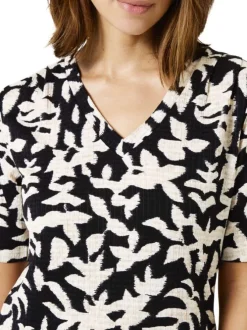 Robe courte noire à motifs fleuris avec une coupe droite et un col v