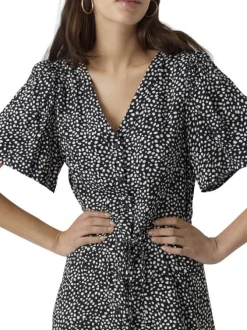 Robe courte noire à pois blancs boutonnée à coupe droite fluide et à col v