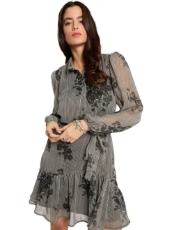 Robe courte noire à rayures avec une coupe fluide et un col chemise