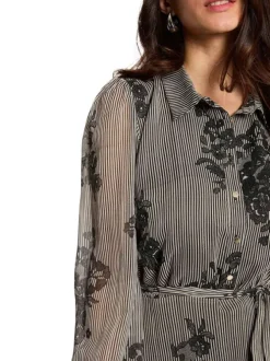 Robe courte noire à rayures avec une coupe fluide et un col chemise