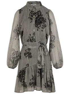 Robe courte noire à rayures avec une coupe fluide et un col chemise