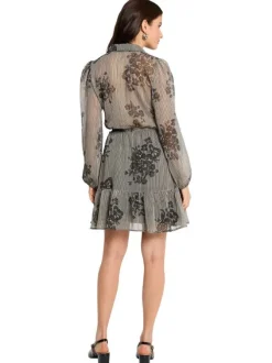 Robe courte noire à rayures avec une coupe fluide et un col chemise