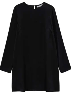 Robe courte noire satinée coupe droite à col rond et manches longues