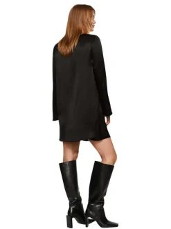 Robe courte noire satinée coupe droite à col rond et manches longues