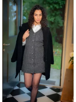 Robe courte noire tweed avec une coupe droite et une fermeture boutonnée