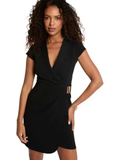 Robe courte noire unie avec une coupe ajustée et des manches courtes