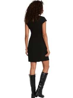 Robe courte noire unie avec une coupe ajustée et des manches courtes