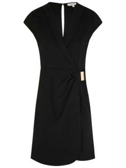 Robe courte noire unie avec une coupe ajustée et des manches courtes