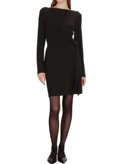 Robe courte noire unie avec une coupe ajustée et un col bateau