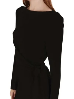 Robe courte noire unie avec une coupe ajustée et un col bateau