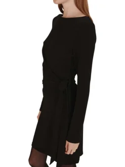 Robe courte noire unie avec une coupe ajustée et un col bateau