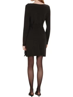 Robe courte noire unie avec une coupe ajustée et un col bateau