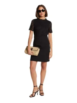 Robe courte noire unie avec une coupe droite à col rond et des manches courtes