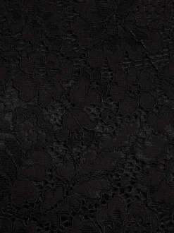 Robe courte noire unie avec une coupe droite à col rond et des manches courtes