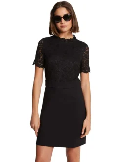 Robe courte noire unie avec une coupe droite à col rond et des manches courtes