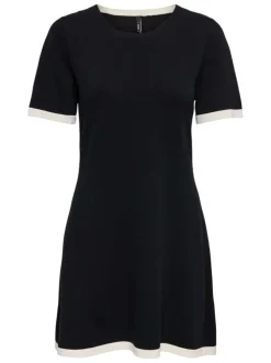 Robe courte noire unie avec une coupe droite à col rond et des manches courtes