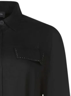 Robe courte noire unie avec une coupe droite et un col rond à manches longues
