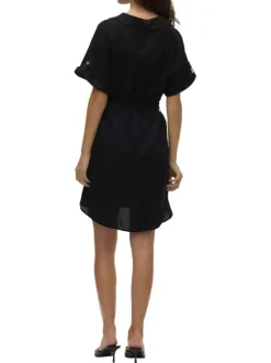 Robe courte noire unie avec une coupe droite et une fermeture boutonnée