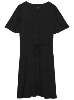 Robe courte noire unie avec une coupe droite fluide, col v et à manches courtes