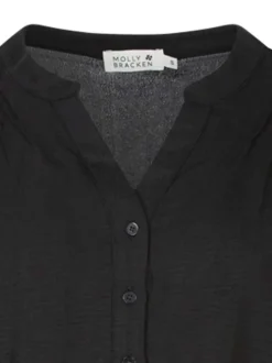 Robe courte noire unie avec une coupe fluide et un col tunisien avec boutons