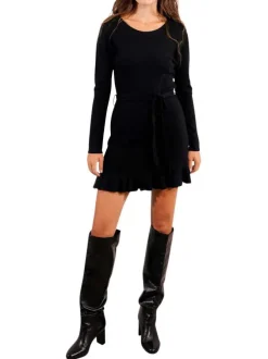 Robe courte noire unie avec une coupe évasée et un col rond