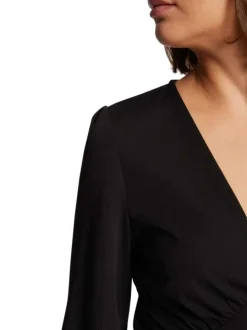Robe courte noire unie cintrée avec un col V et des manches longues