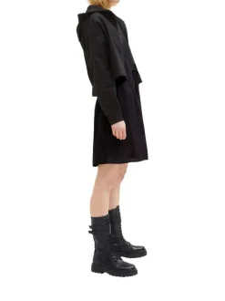 Robe courte noire unie coupe droite col rond et avec un lien à la taille