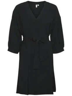 Robe courte noire unie à coupe droite fluide avec des manches 3/4