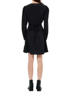 Robe courte noire unie à coupe patineuse col v et à manches longues