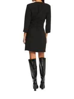 Robe courte noire unie effet gauffré avec une coupe droite col v et à manches courtes