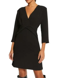 Robe courte noire unie effet gauffré avec une coupe droite col v et à manches courtes