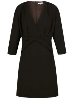 Robe courte noire unie effet gauffré avec une coupe droite col v et à manches courtes