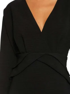 Robe courte noire unie effet gauffré avec une coupe droite col v et à manches courtes