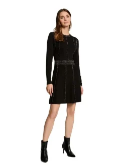 Robe courte noire unie patineuse cintrée, col rond et à manches longues et clous