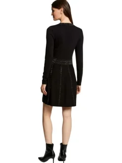 Robe courte noire unie patineuse cintrée, col rond et à manches longues et clous