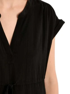 Robe courte noire unie pourvue d'un col tunisien et de manches courtes
