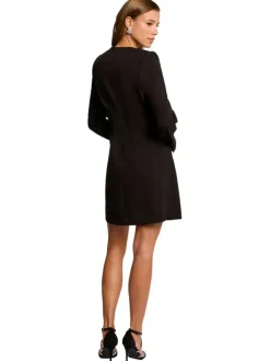 Robe courte noire unie pourvue d'un col v et de manches longues