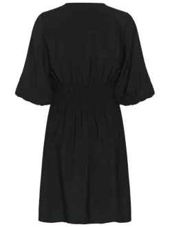 Robe courte noire unie pourvue d'une coupe cintrée avec une taille élastiquée