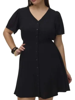Robe courte noire unie pourvue d'une coupe évasée et de manches courtes